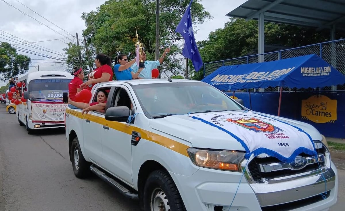 Santiago recibe con caravana a estudiantes campeones de concurso nacional de bandas