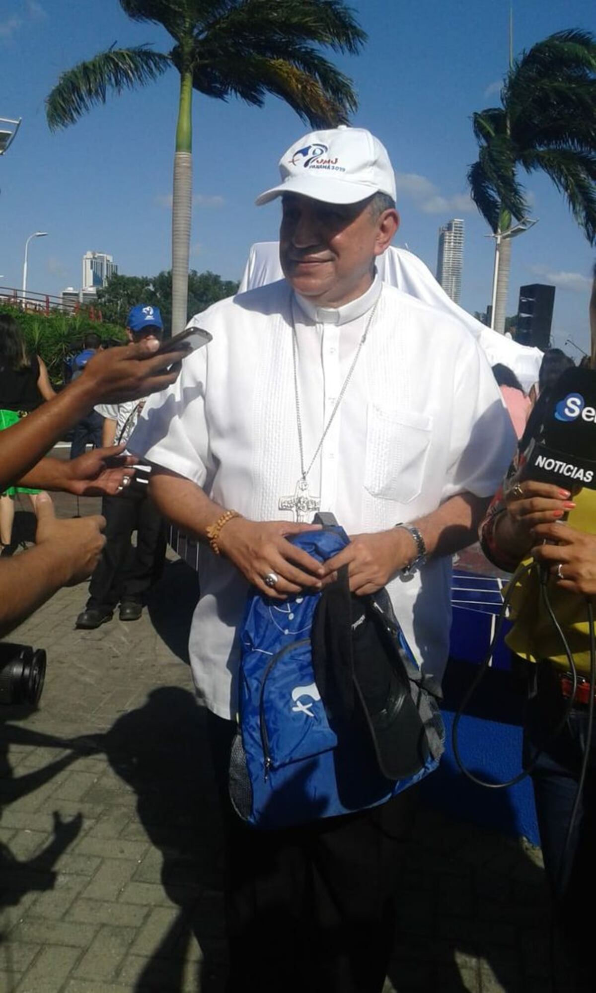 Ahora sí. Develan el papamóvil panameño. Chequee. Video