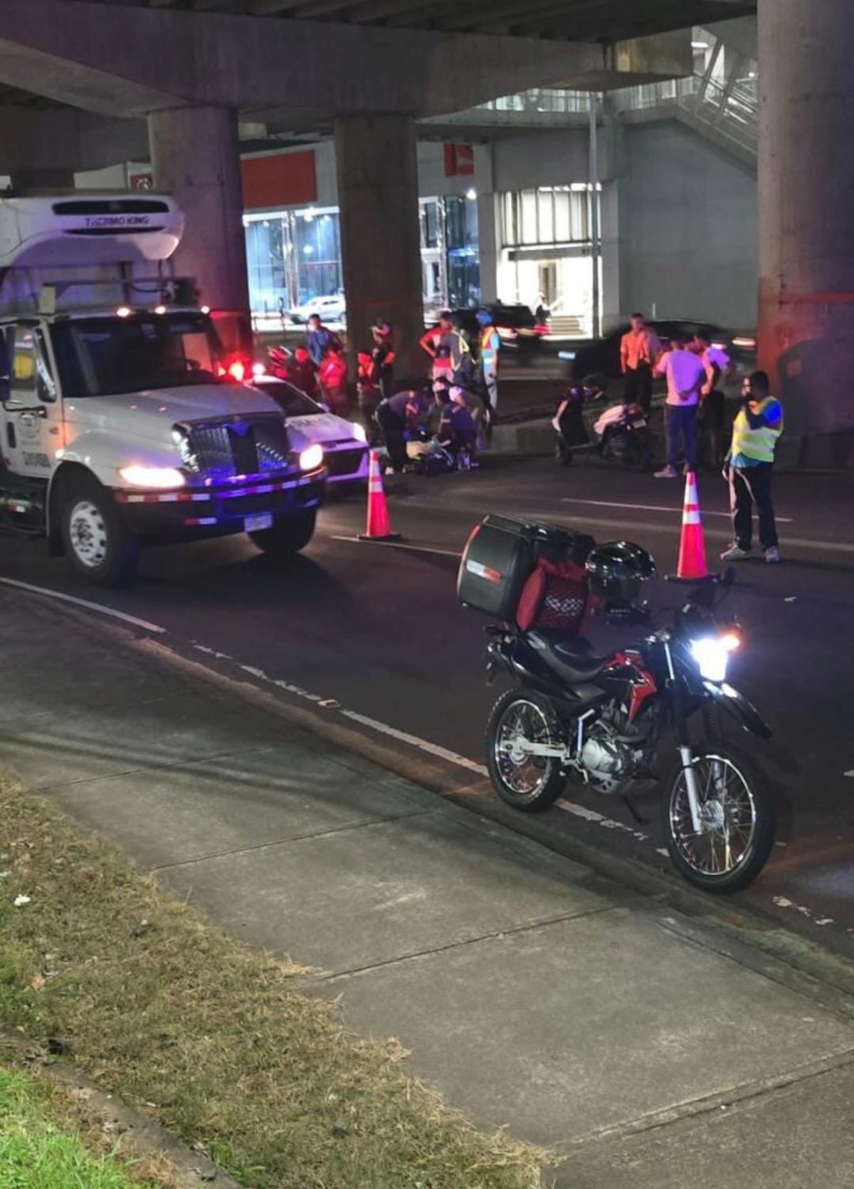 ¡Sin piedad! Taxista atropella a motociclista bajo estación de Villa Lucre y se da a la fuga 