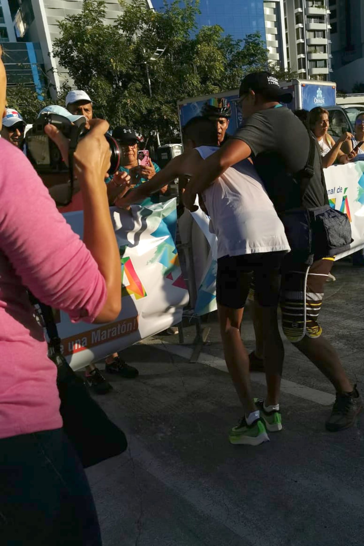 Reportero gráfico de Mi Diario dejó de grabar para socorrer a un atleta en la Maratón Internacional de Panamá. Video