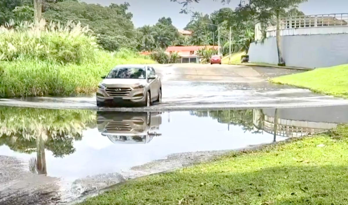 Residentes de Colón denuncian desbordamiento de aguas servidas en sus hogares