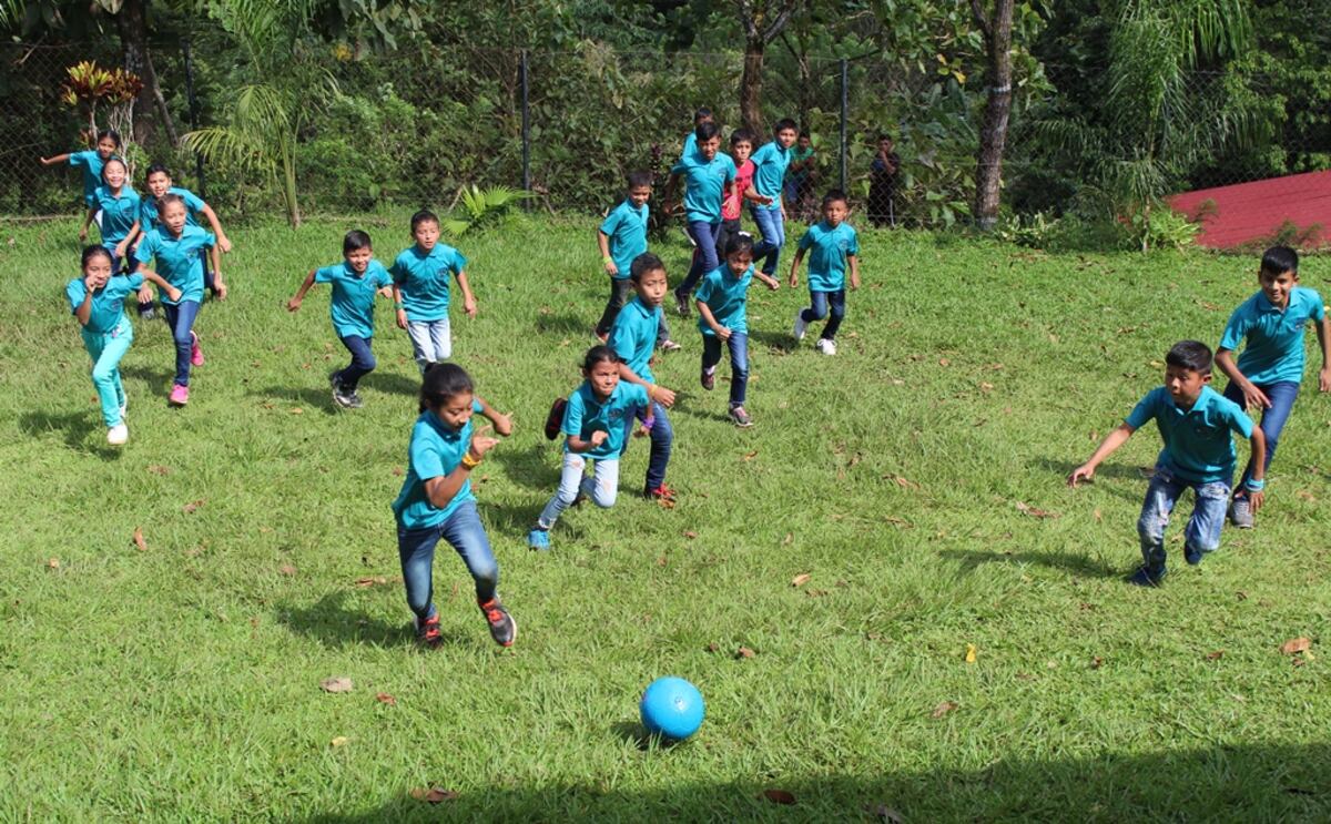 Camisas Rojas llevan alegría a cientos de niños de la comunidad de Oajaca