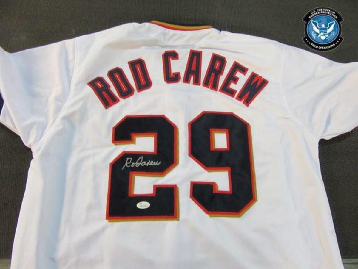 Aduanas confisca camisetas con autógrafos falsificados de Rod Carew