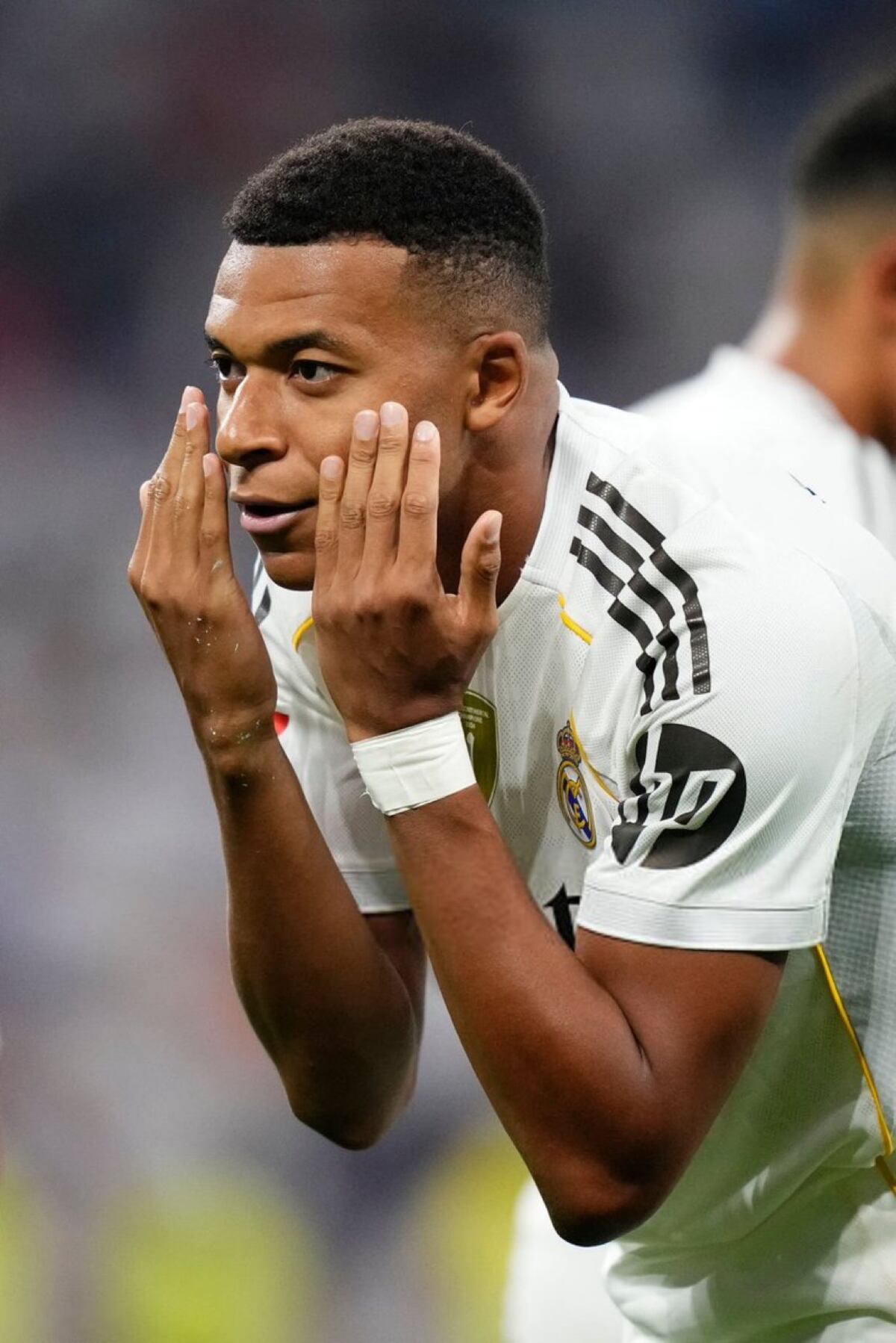 Mbappé estrenó el dorsal 10 con polémico penalti y gol decisivo en el Bernabéu