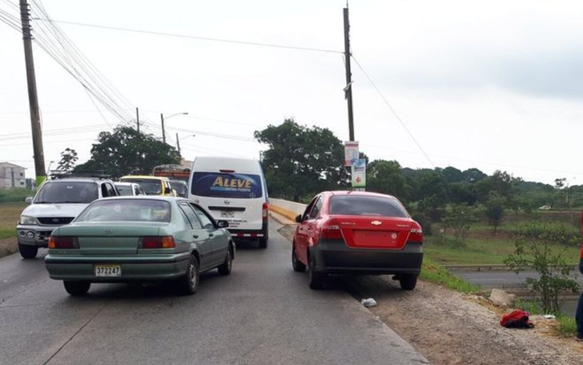 Persecución. Mujeres con arma en mano, roban en un local. Policías las corretean