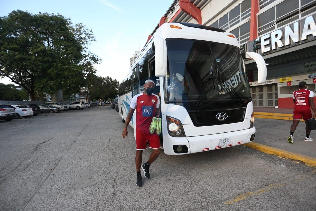 Nada de covid. Thomas Christiansen reaparece en el Rommel Fernández