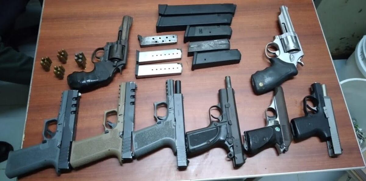 Sorprenden a los detenidos de Colón con armas de fuego y muchas cosas más