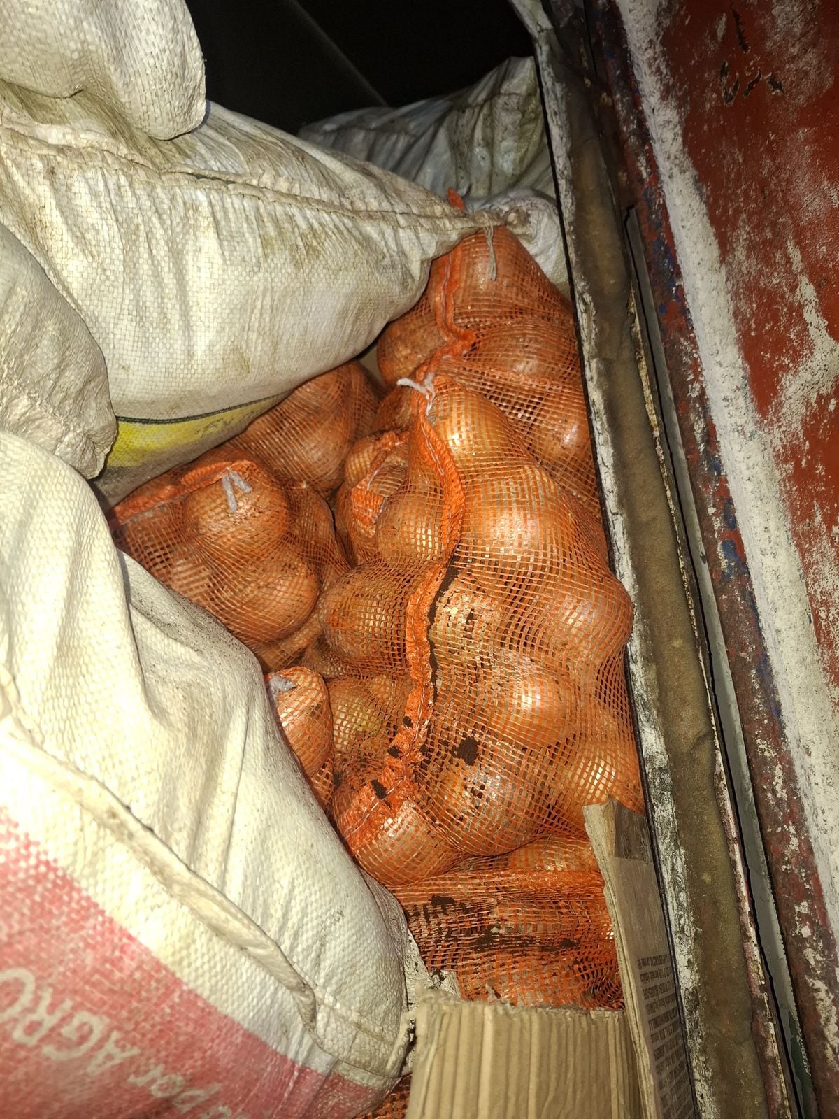 Freno en Guabalá: retienen 300 sacos de cebolla por presunto contrabando