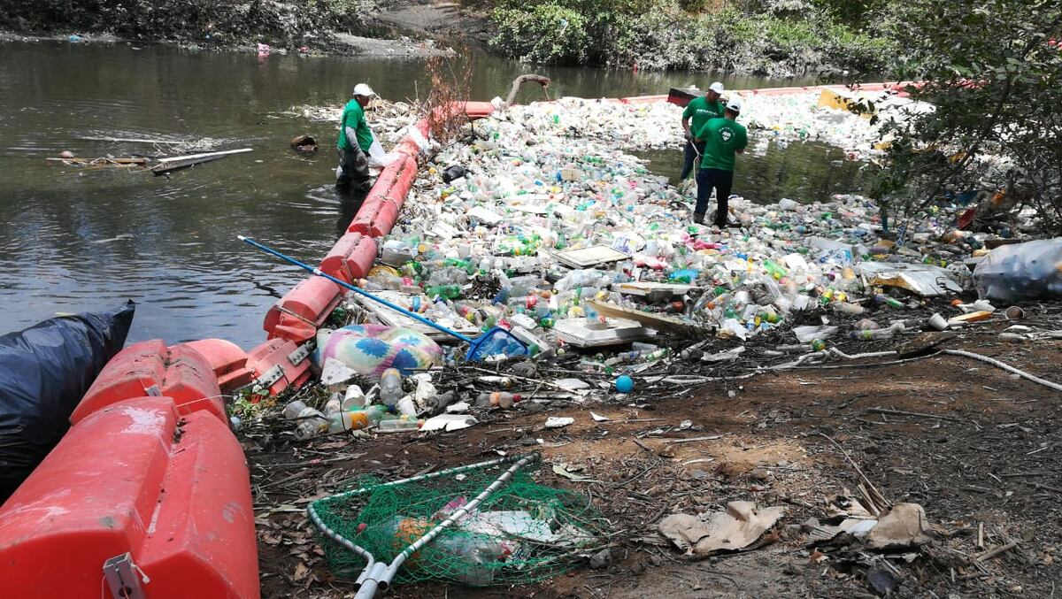 Cochinadas. Barrera flotante logra evitar paso de la basura a la Bahía de Panamá