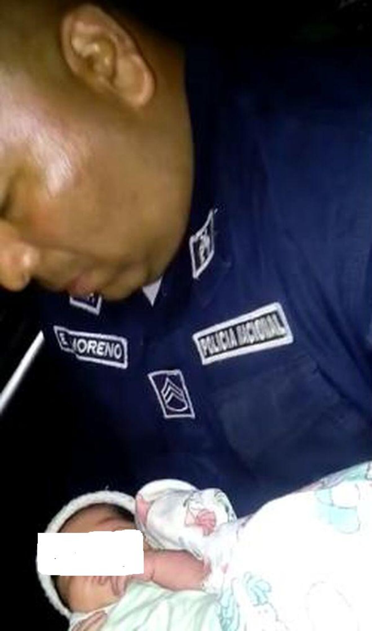 ¡SE AHOGABA EN LLANTO! Abandonan a bebé afuera de casa cural | VIDEO