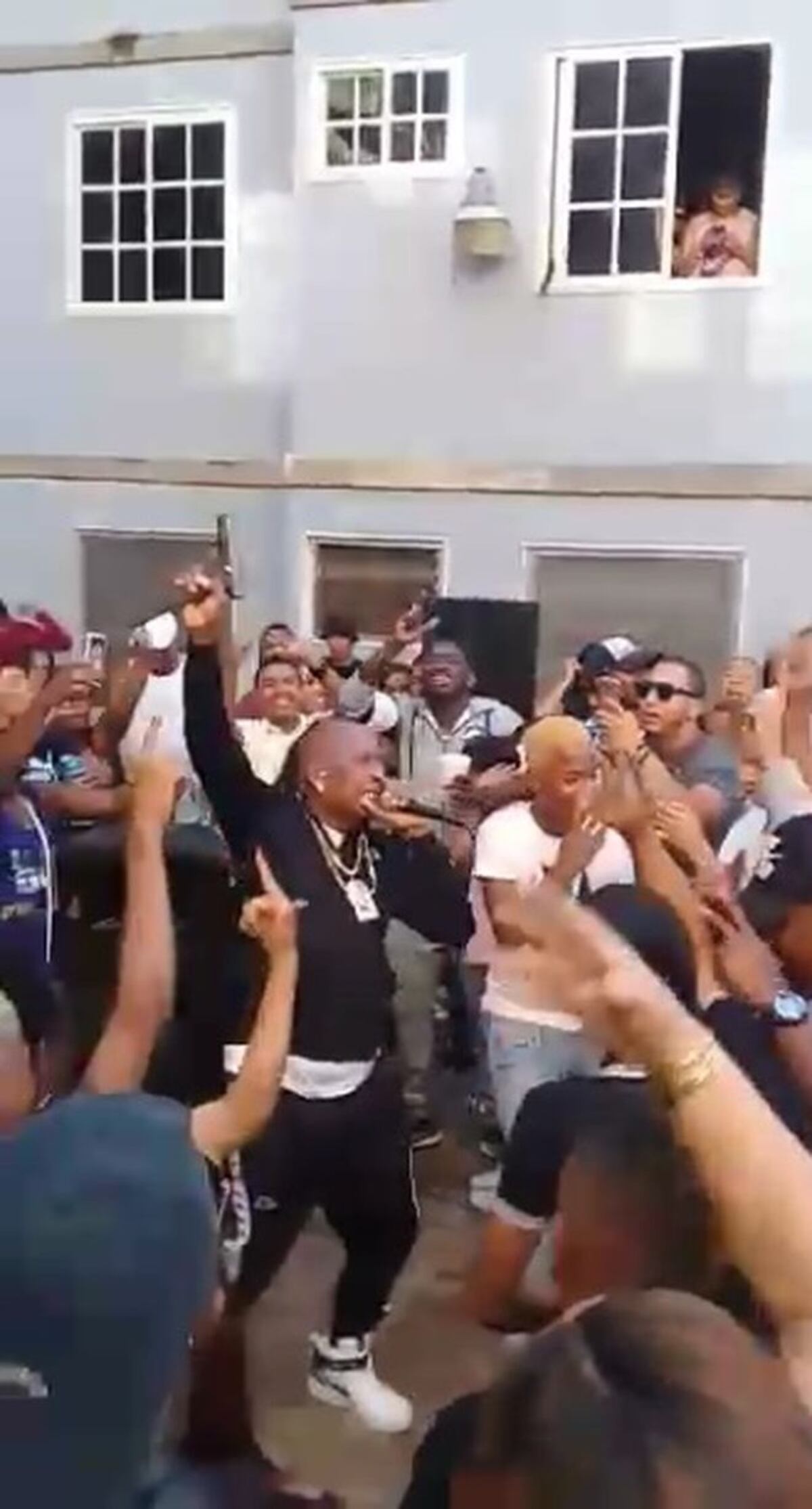 Autoridades investigarán video de Japanese donde canta con arma.Reguesero habla 