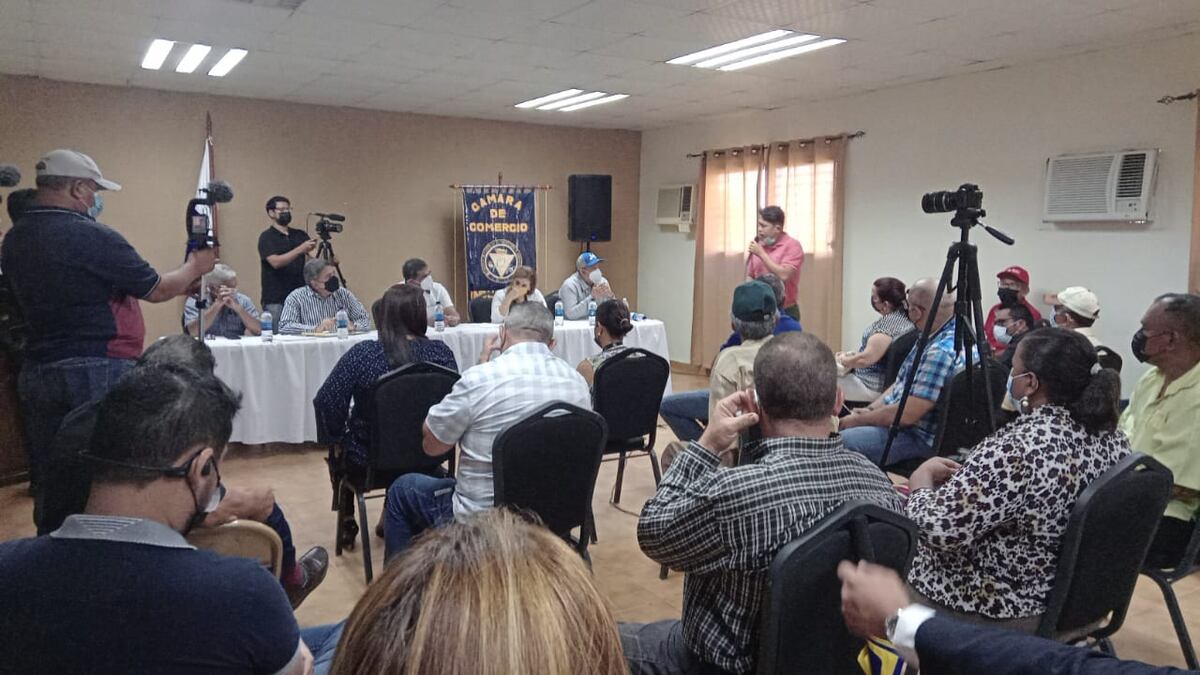 Tira y jala en el transporte público en Aguadulce, por cambio de rutas y eliminación de paradas