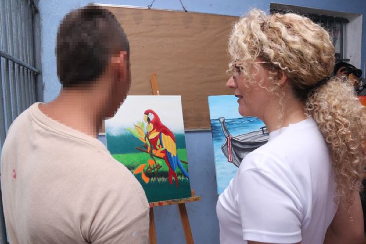 Erika Ender se interesa en jóvenes de Centro de Rehabilitación en Pacora