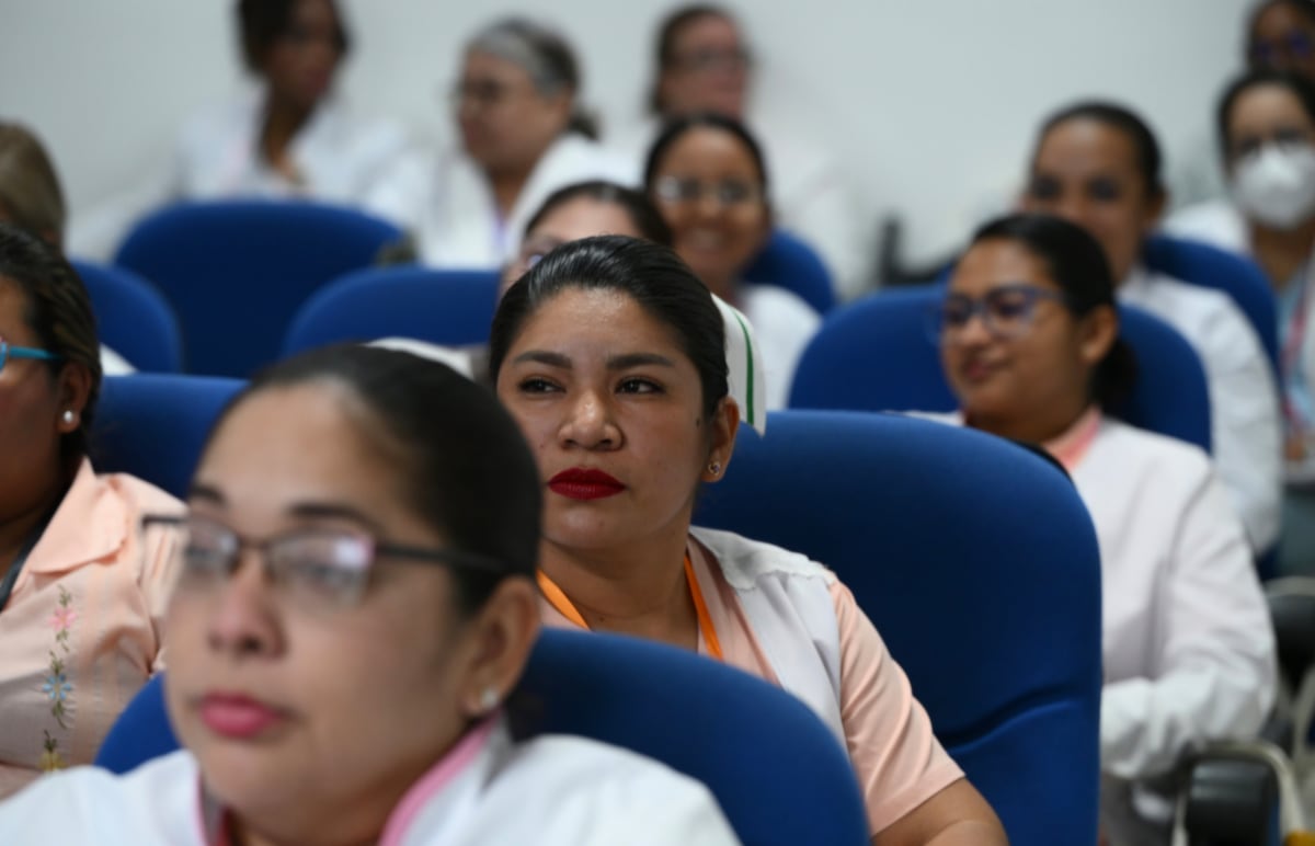 Corazón en turno: la vida real de quienes cuidan a Panamá