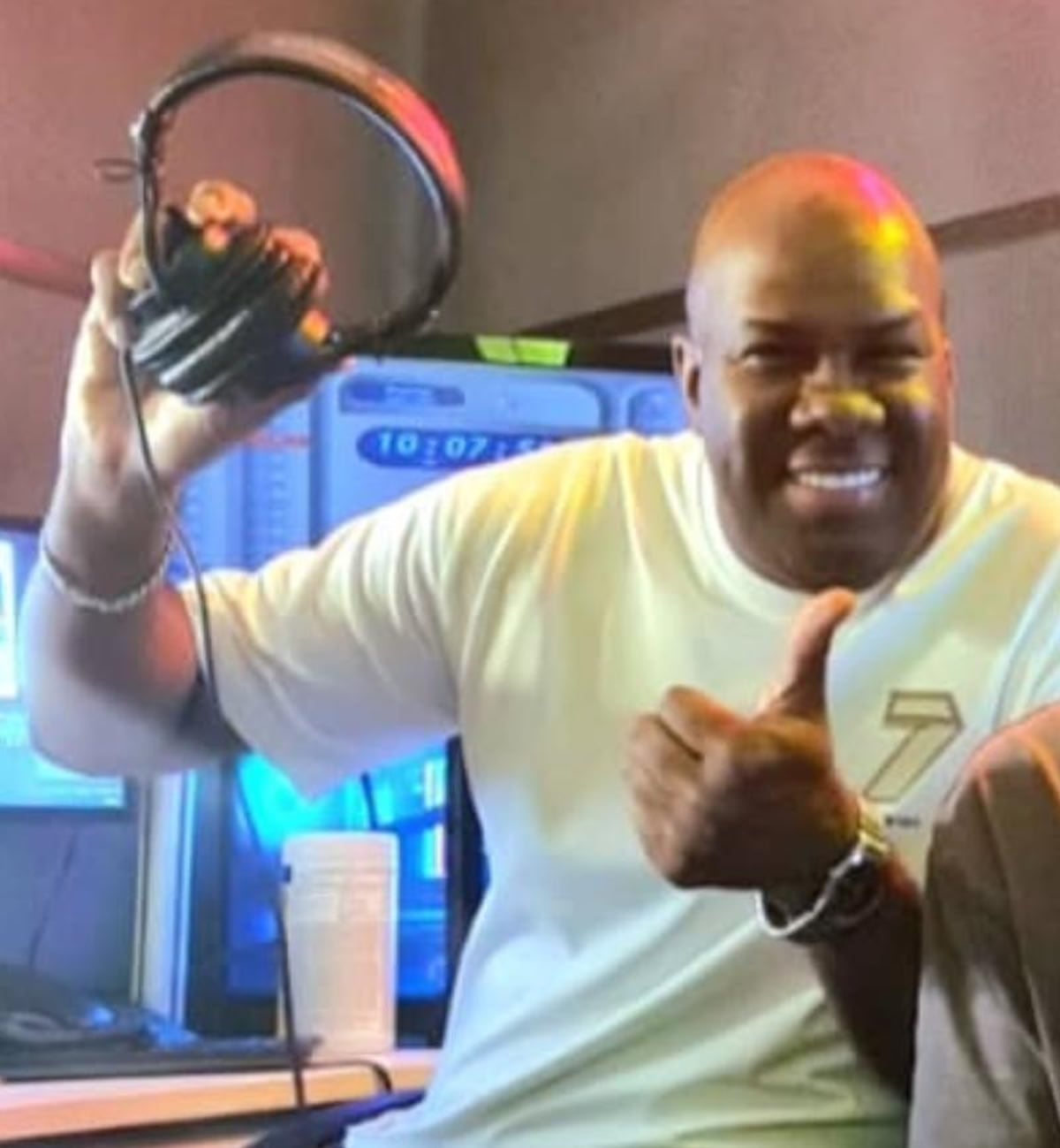 De Caliente pa’ Super Q: Luchito Williams prende la radio con ‘El Q Top Show’