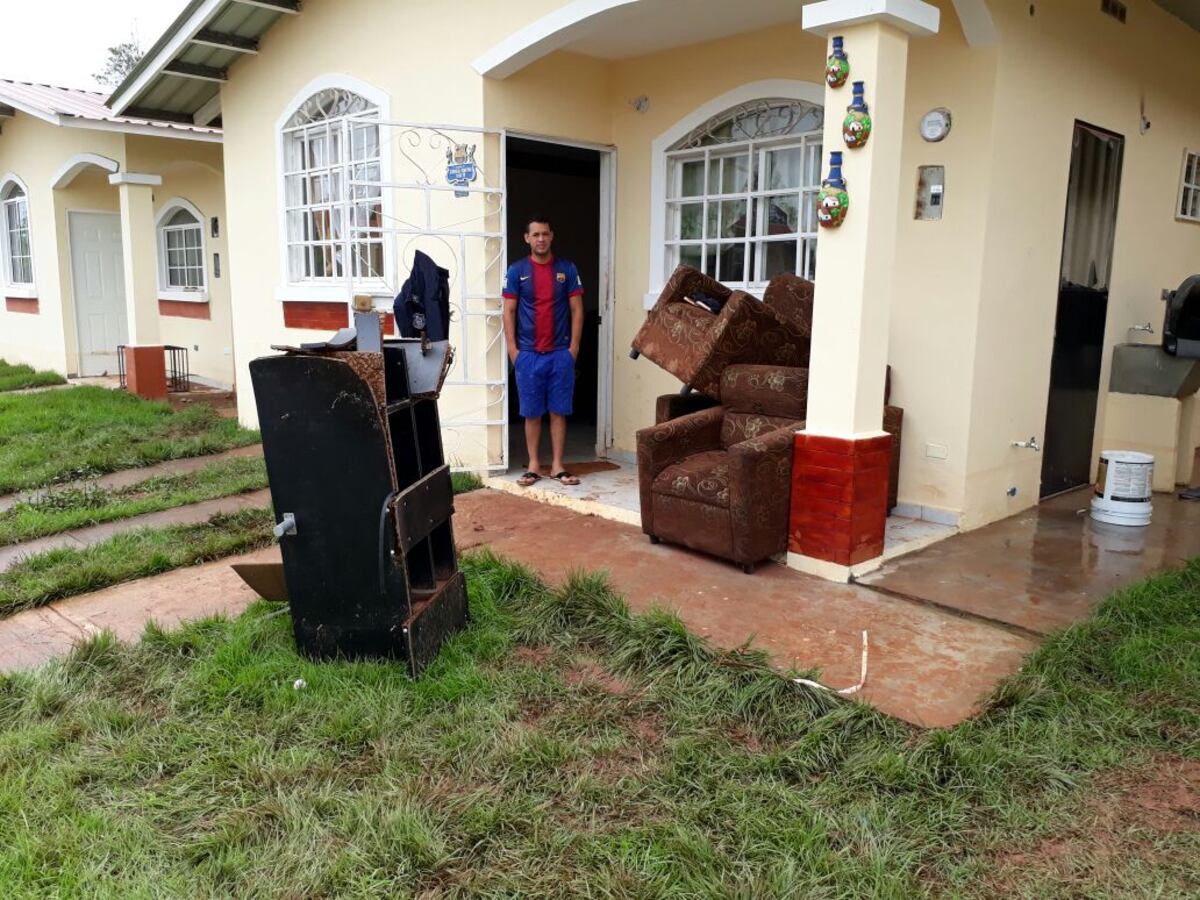 LLENOS DE LODO. Residentes de Valle Hermoso no pueden con las lluvias