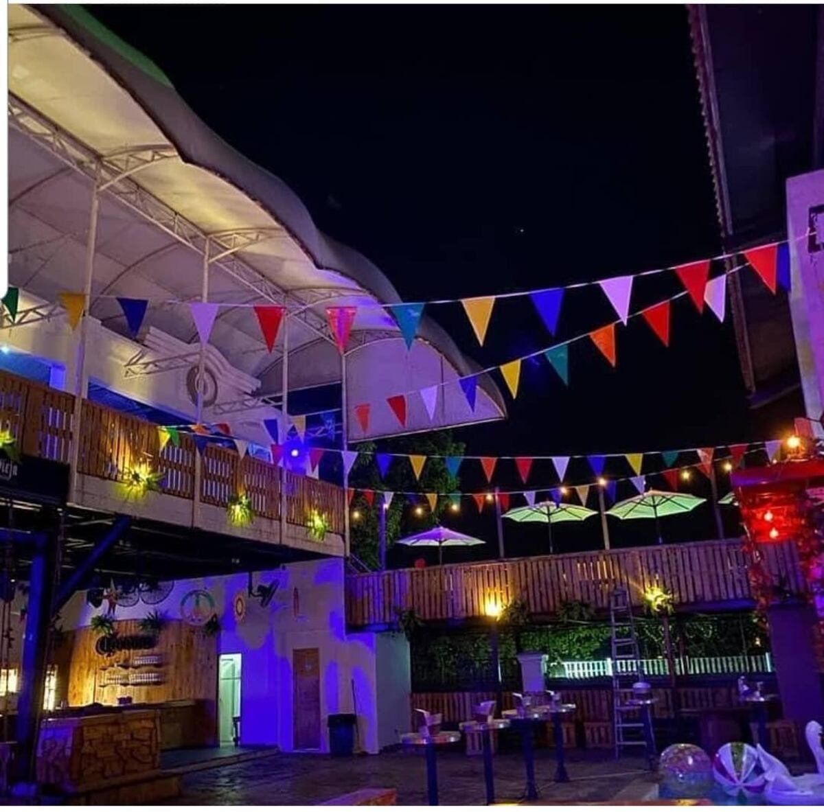 Bares y discotecas abren el lunes al aire libre, pero el toque de queda no les favorece