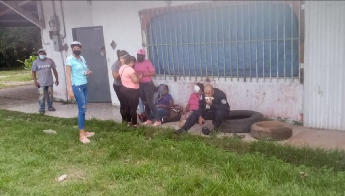 Carro de bolsa solidaria se vuelca en Capira, hay cinco heridos