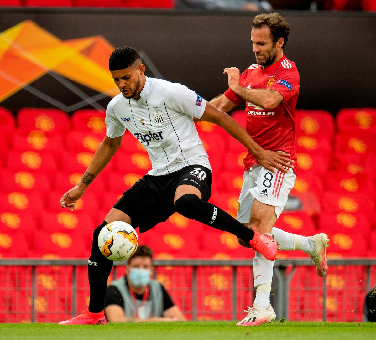 Chorrerano debuta en el Teatro de los Sueños y estrelló un balón el poste. Video