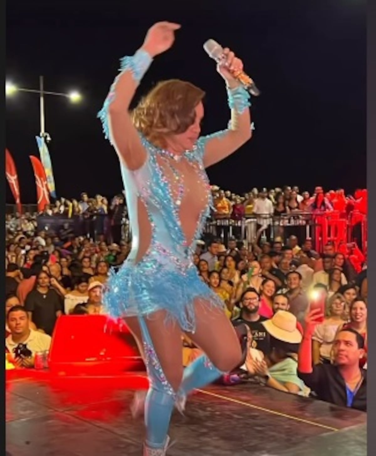 Lleno total. Le regalan una singular ‘bacinilla’ en medio del Sandra Fest y la estrena. Video