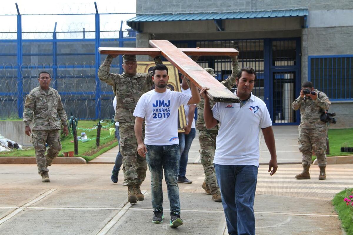BENDECIDOS. La Cruz Peregrina de la JMJ recorrió la Nueva Joya
