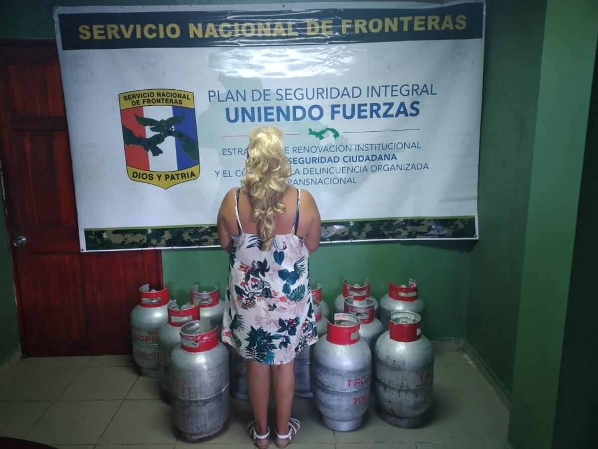 Detienen a mujer rubia  en Paso Canoas con 13 cilindros de gas, se presume la práctica de contrabando