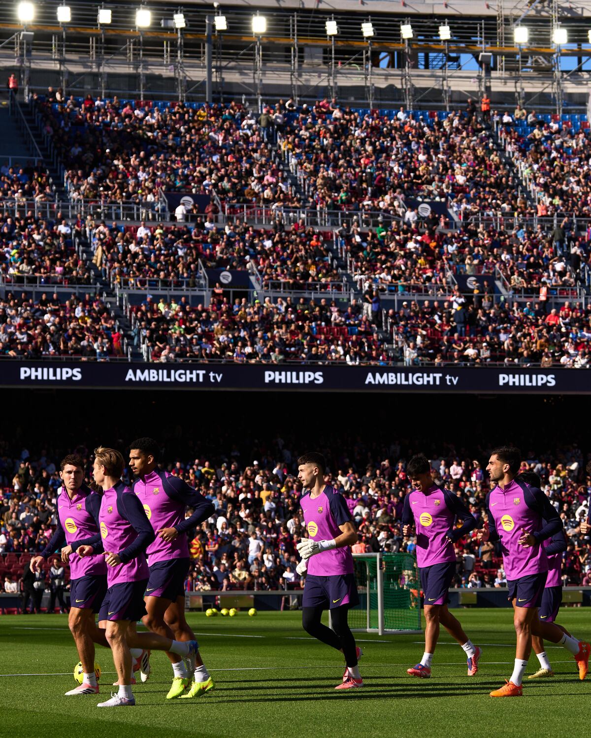 Obras, grúas y cánticos: así fue la apertura parcial del nuevo Camp Nou, con el estadio todavía en construcción