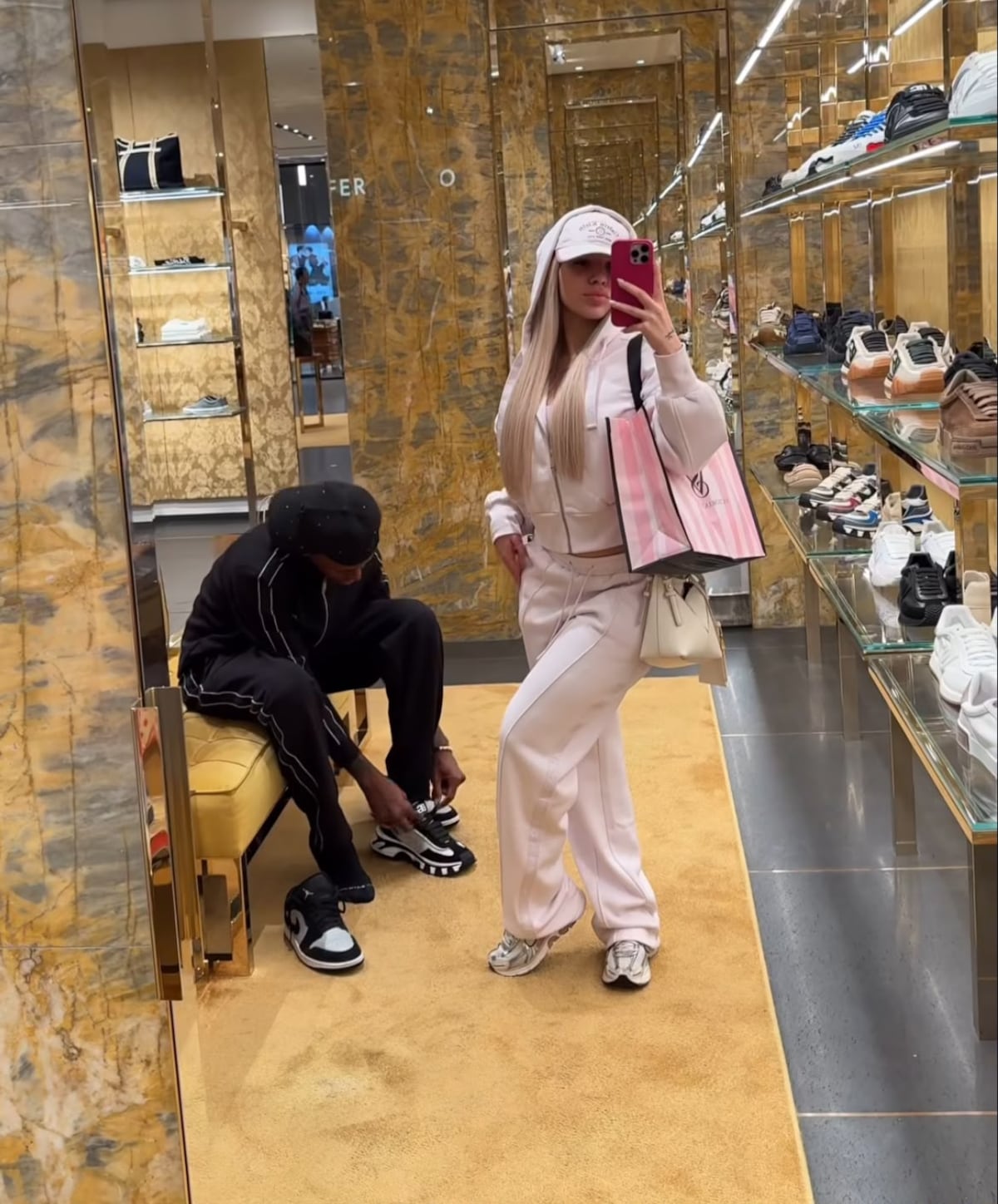 ¡Abraham tiene nueva novia! Le preparó una romántica propuesta a la cubana Flavia Cordo con rosas y globos