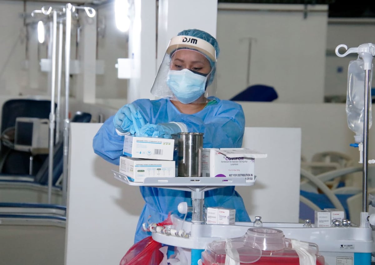 Tratamientos antivirales han disminuido impacto de síntomas en pacientes covid-19