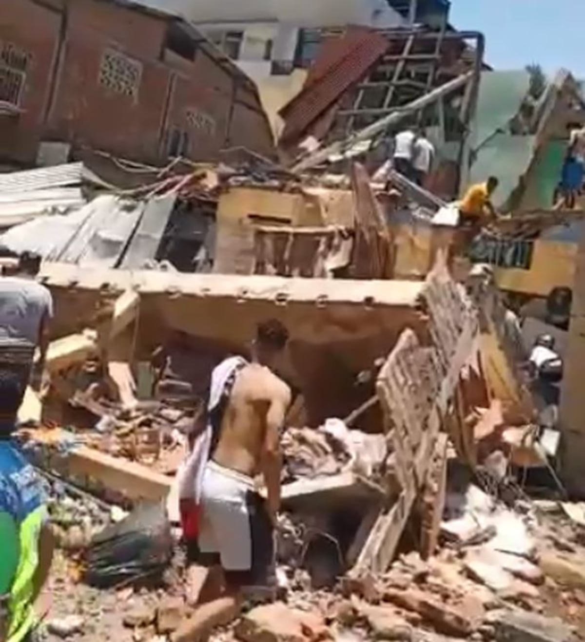 Terremoto de 6,5 grados en Ecuador causa caída de edificios. Por el momento se informa de un muerto