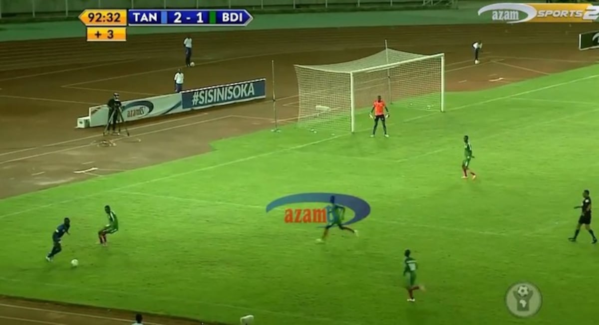 Jugador africano le da una patada karateca a su adversario y tremendo pisotón