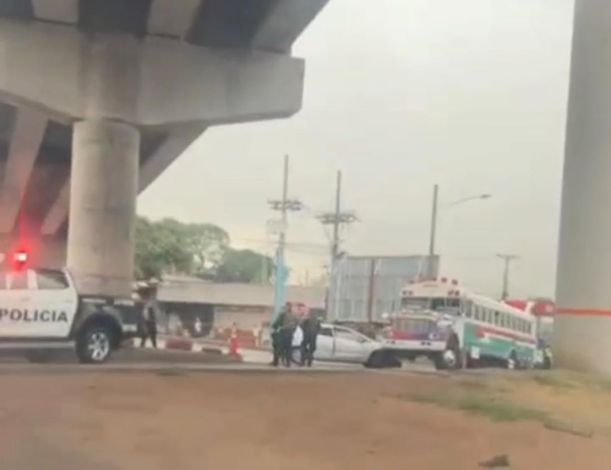 VIDEO | Acribillan a hombre con ocho impactos de bala dentro de su auto en la 24 de Diciembre