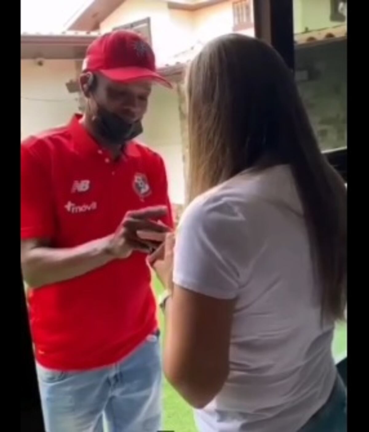 ‘Yo quiero ser tuyo y tú quieres ser mía’. El beso apasionado de Dely Valdés. Video