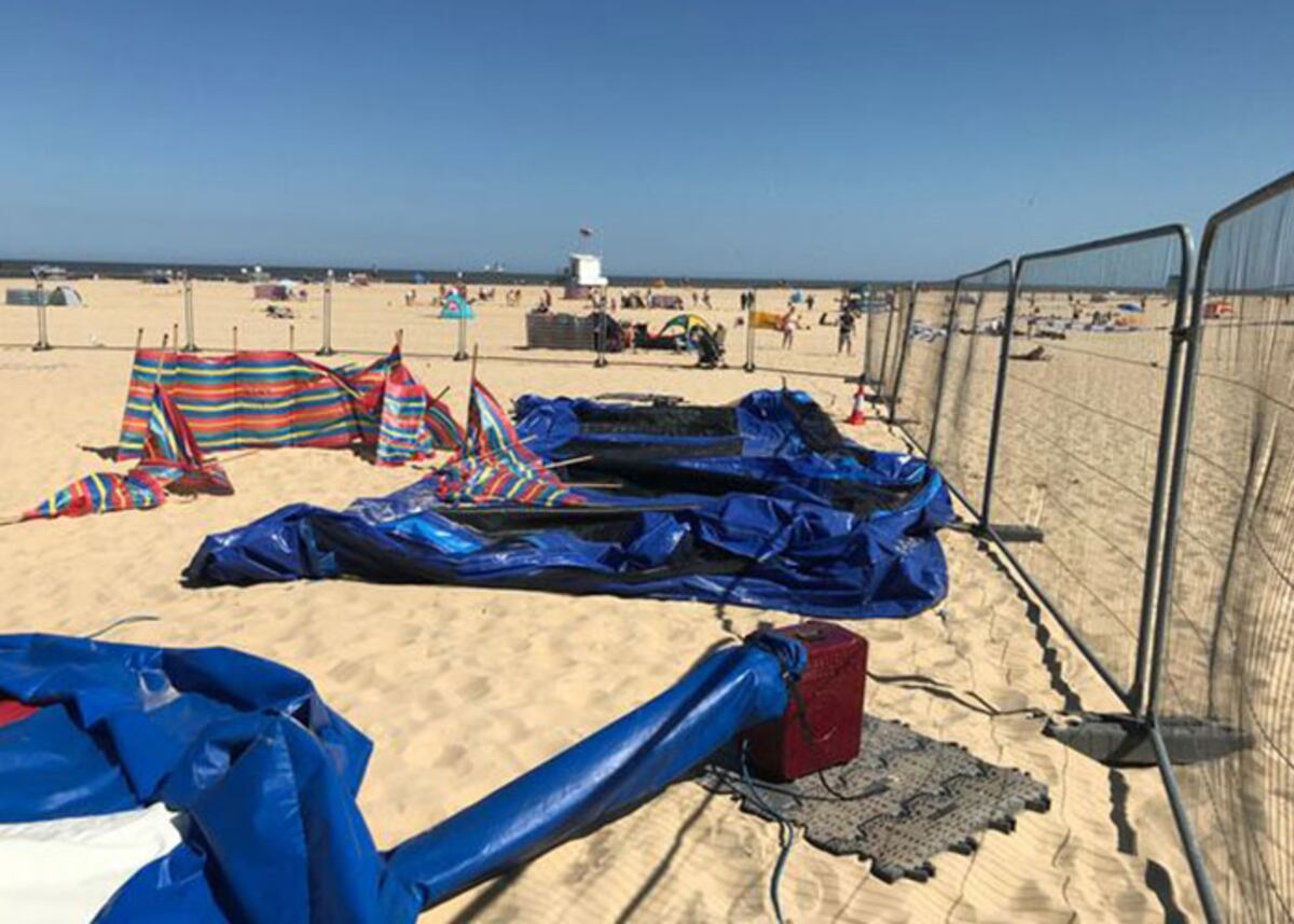 Niña muere de un infarto al ser expulsada en una playa por un castillo inflable