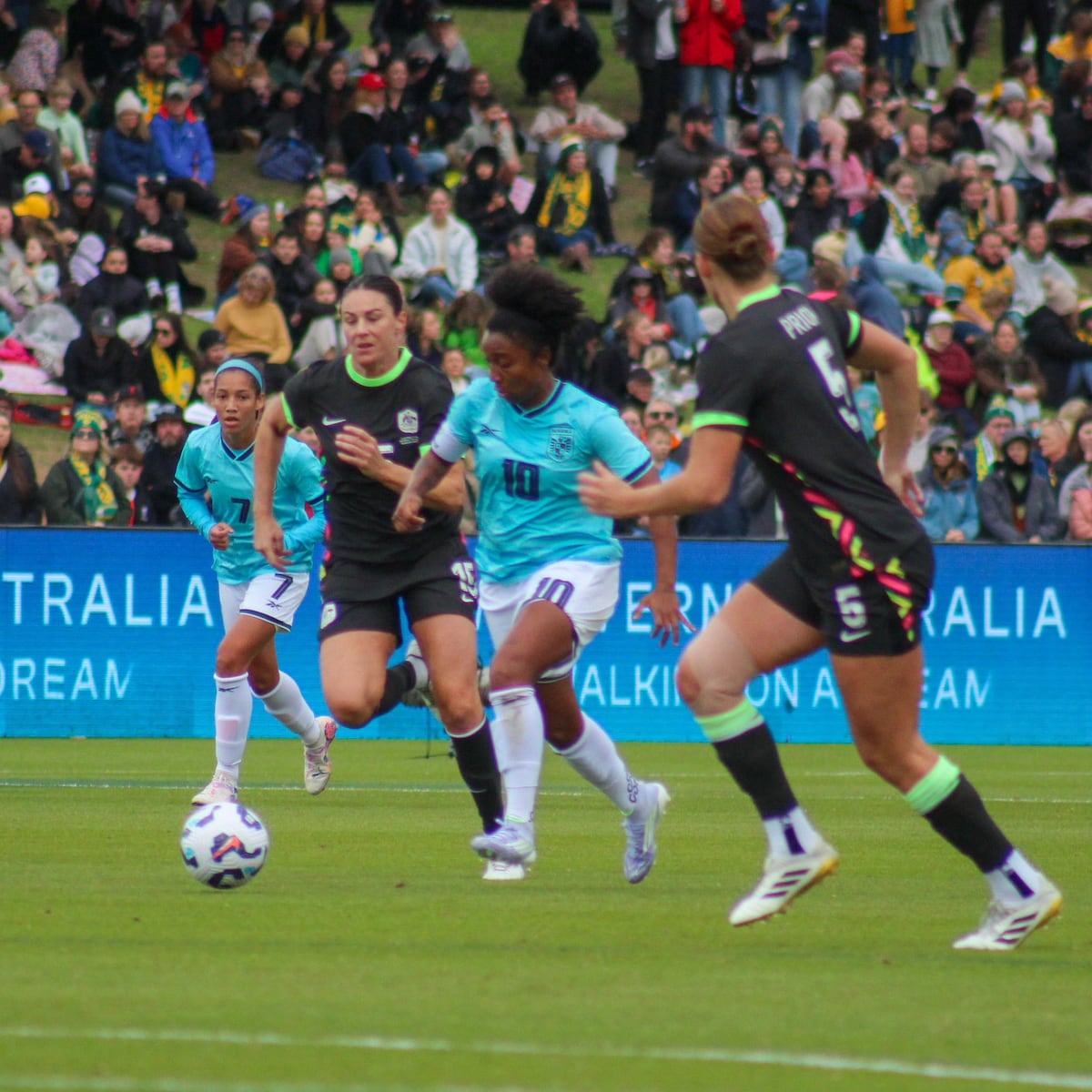 ¡Toma tu gol! Sherline King sorprendió a las Matildas y silenció a todo Bunbury