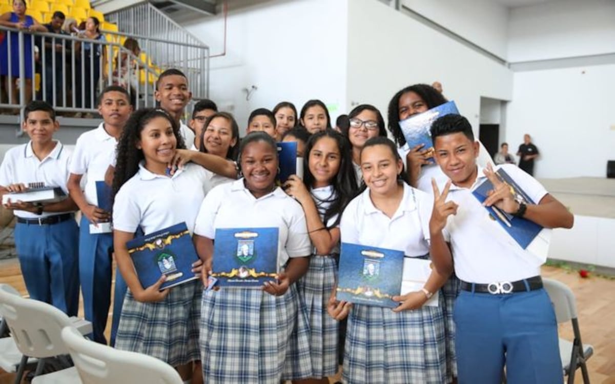 Presidente Varela participa en la primera graduación del Bilingüe Guardia Jaén
