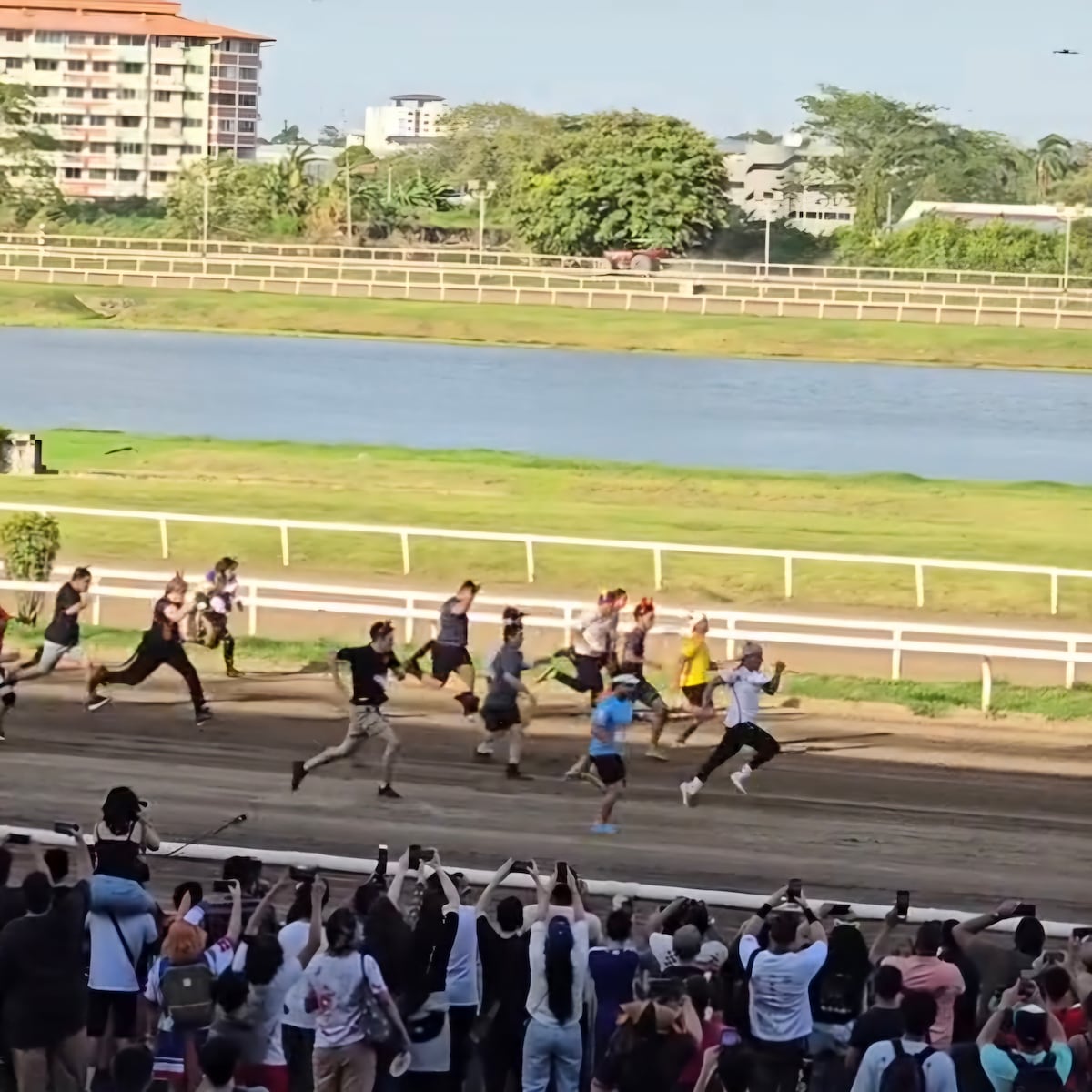 ¿Carrera de ‘Therians’ en Panamá? No: cosplayers de anime se vuelven virales tras evento de carrera de caballos humanos en el hipódromo Remón Cantera + VÍDEOS