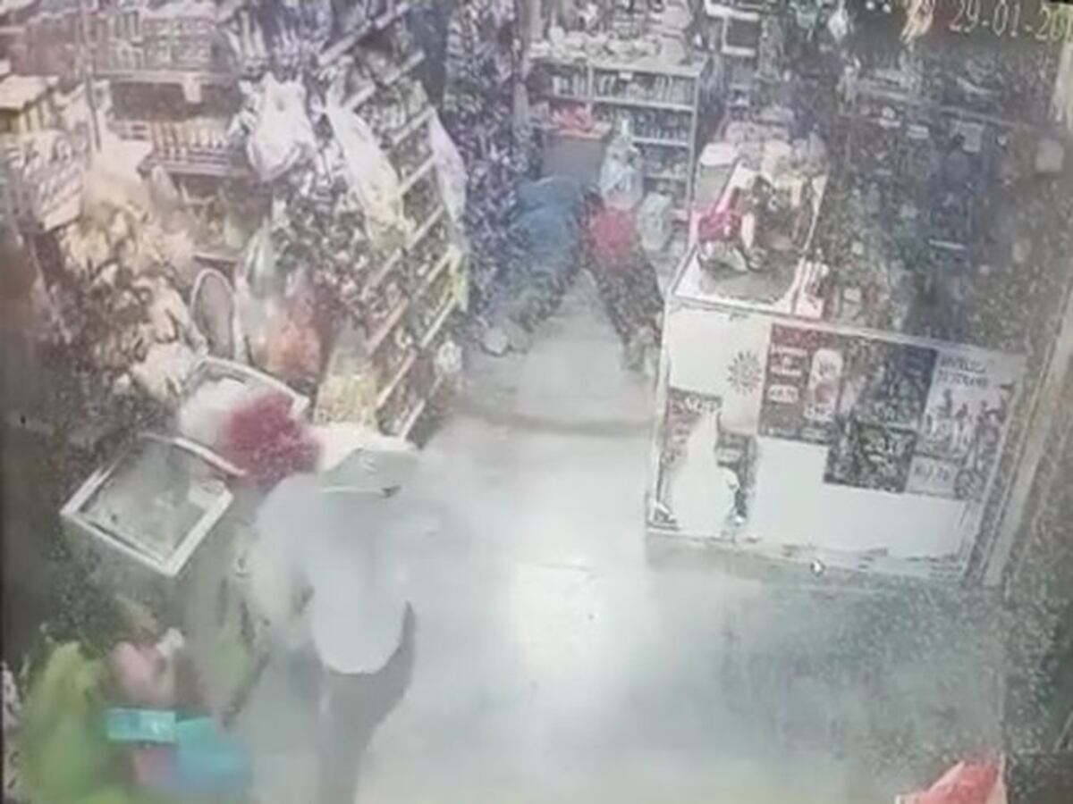 Desalmado.  Asaltan minisúper y delincuente golpea a patadas a una niña. Vídeo.