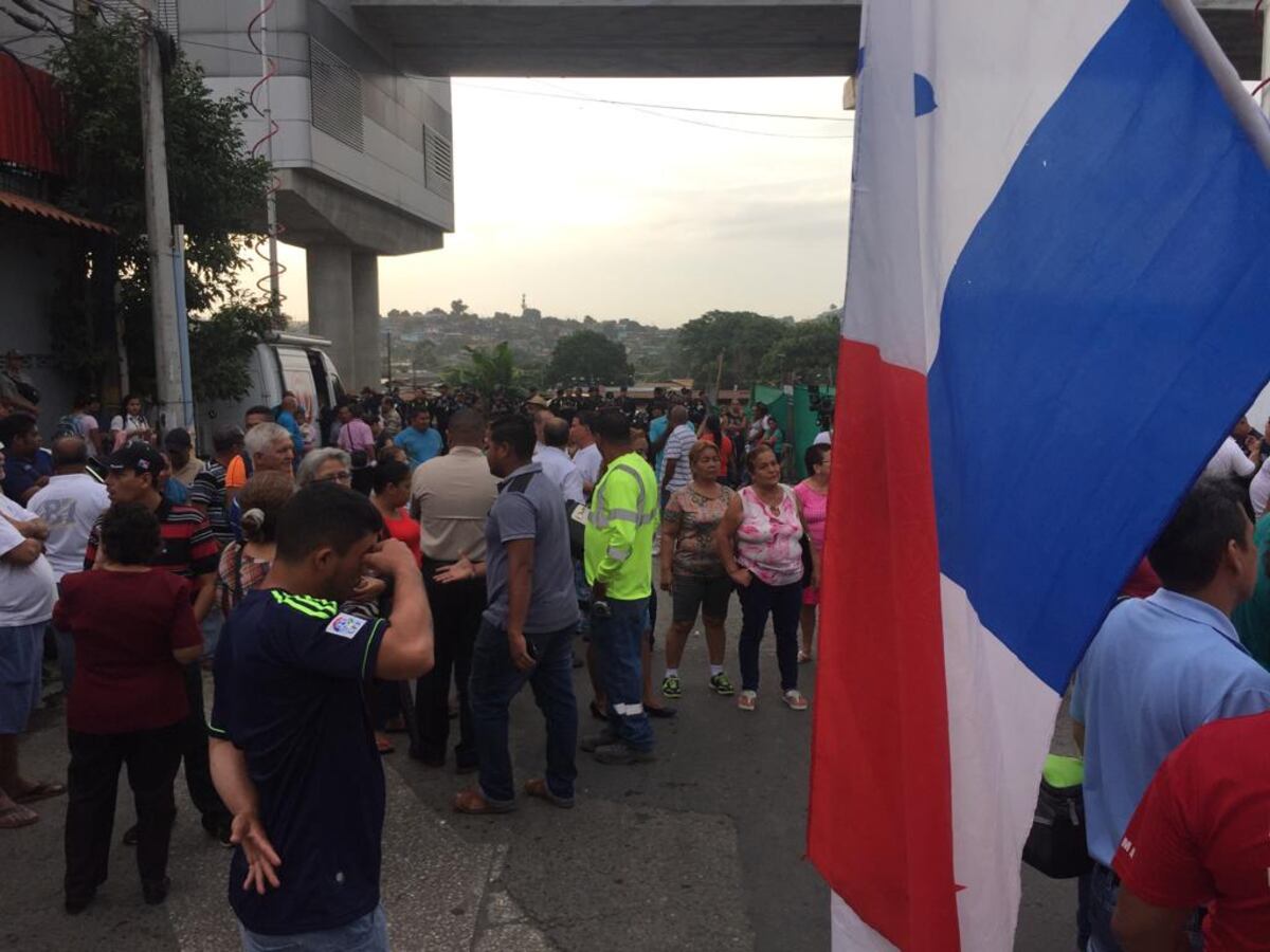 Moradores de la 9 de Enero protestan por cierres de entradas en la Transístmica