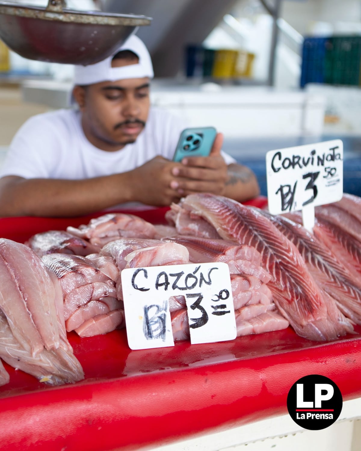 Ventas bajas marcan el inicio de la Cuaresma en el Mercado de Mariscos