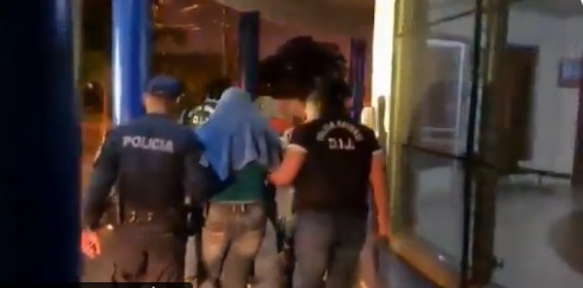 Obligaba a su hija a tener relaciones con adultos por dinero. Capturan a la madre y al padrastro. Video