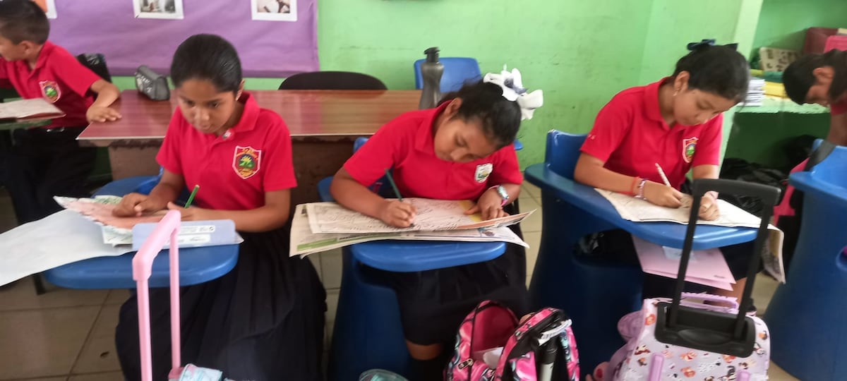 Niños que aprenden coloreando