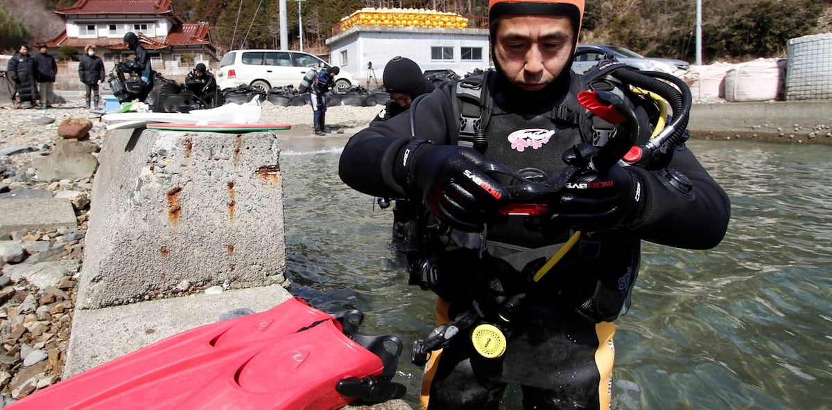 Hombre busca a su esposa desaparecida en el tsunami de Japón desde 2011