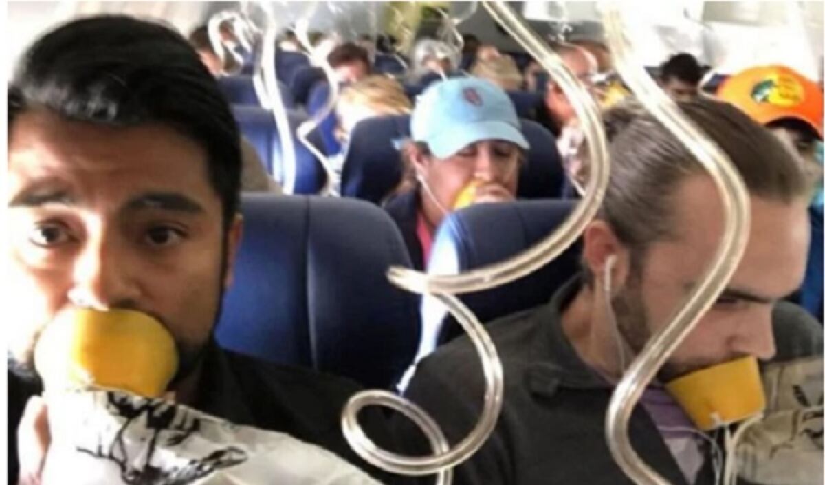 La mujer que fue succionada por una ventana del avión accidentado murió