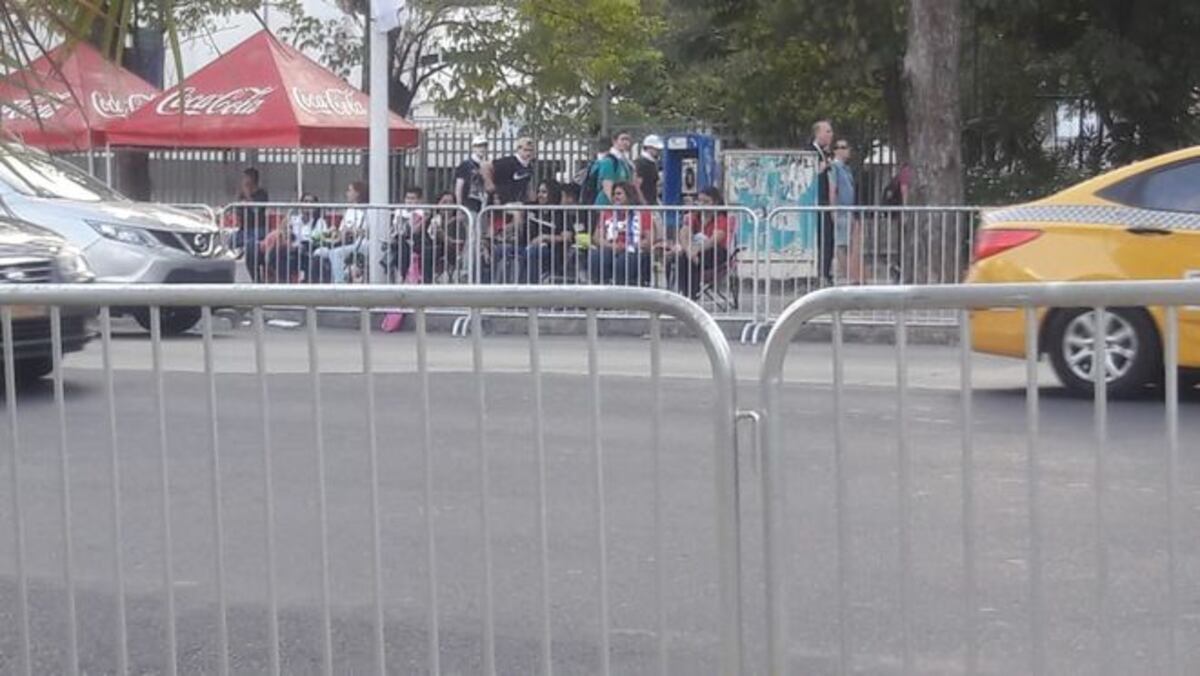 Cientos ya están a lo largo de la ruta esperando al Papa. Chequeen