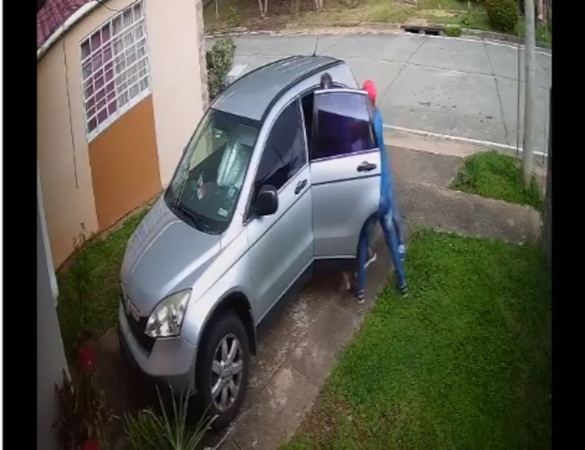 ‘Hasta cuándo, Dios mío’. Mujer es lanzada de un auto en marcha en pleno ‘secuestro exprés’. Video
