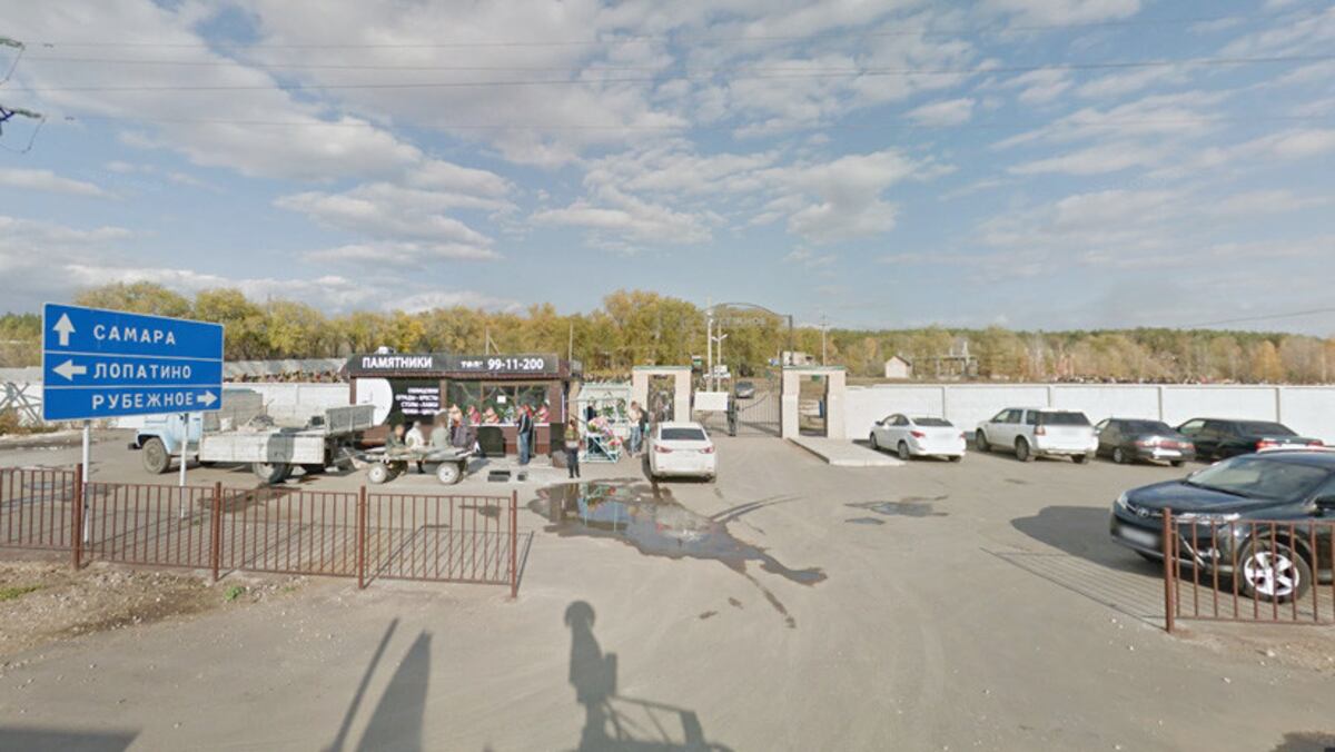 Lleva cadáver de su exmarido al Gobierno,ante acoso de la 'mafia del cementerio'