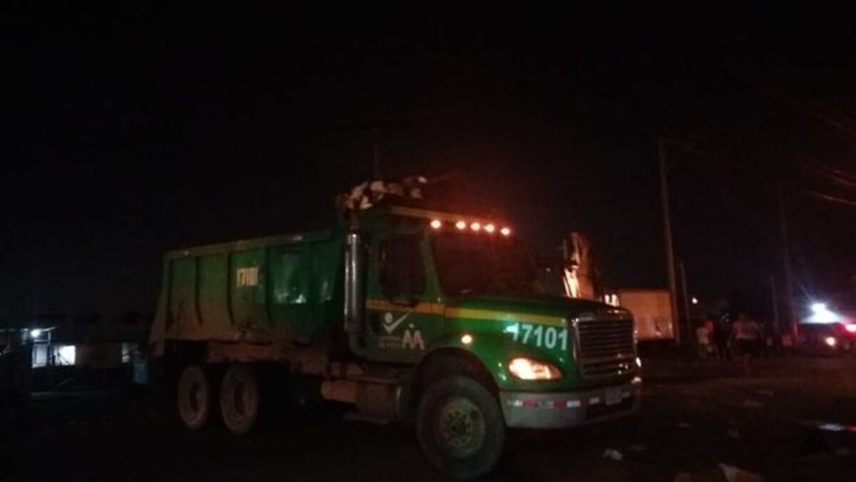 Trancan calle con cúmulos de basura que hace un mes no les recogen.Se emberracan