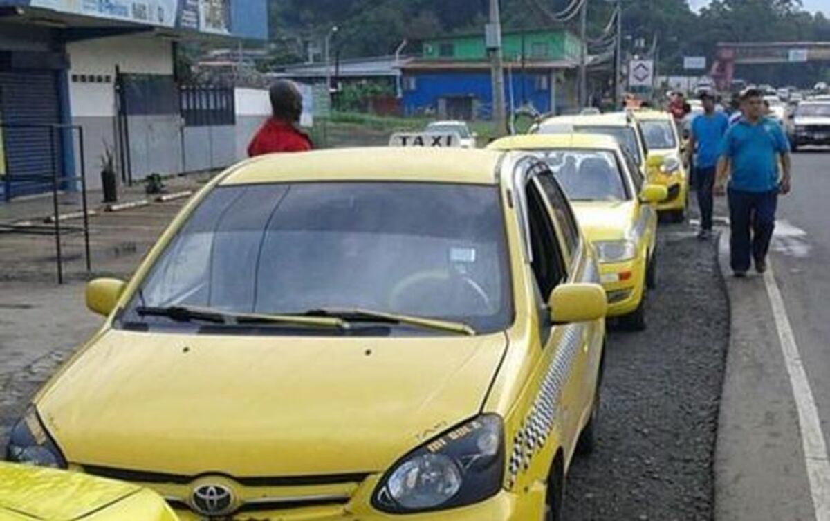 EN PIE DE GUERRA. Taxistas se oponen a Uber y cierran calles 