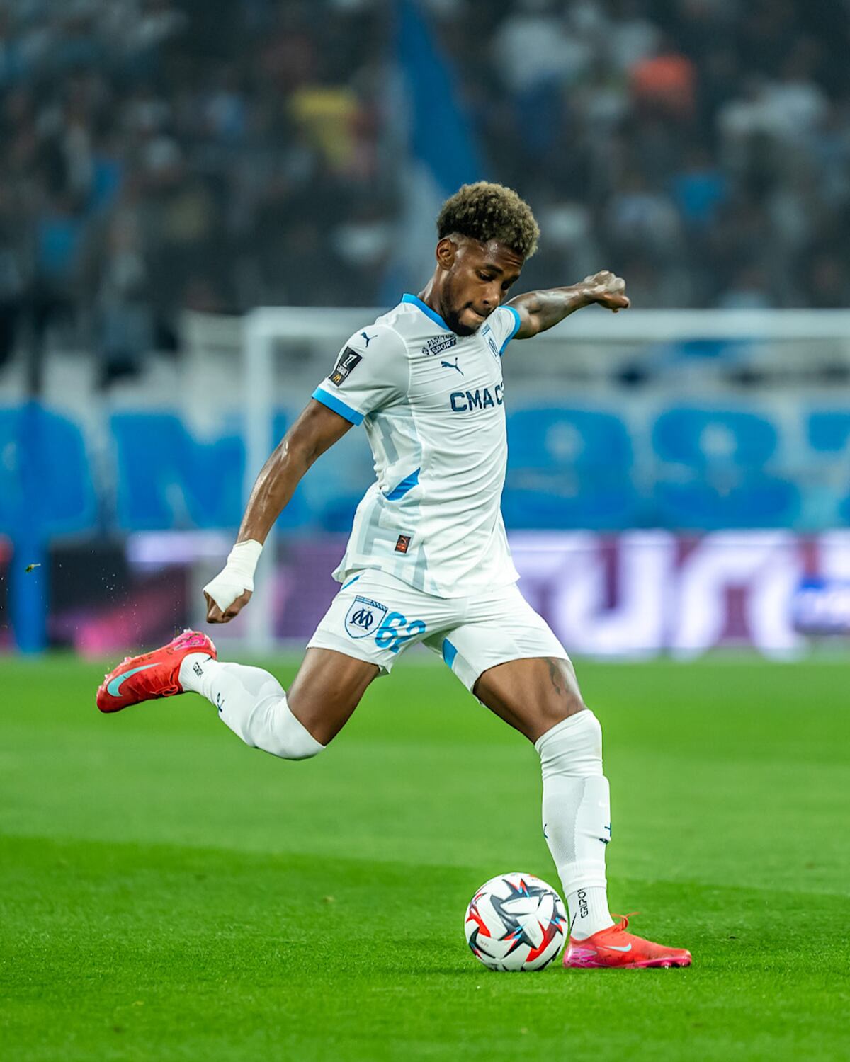 Newcastle y Aston Villa compiten por el panameño Michael Amir Murillo